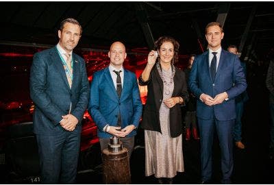 Femke Halsema slaat eerste zilveren herdenkingsmunt voor 750 jaar Amsterdam